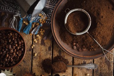 Kavrulmuş siyah ve yeşil kahve çekirdekleri ve plaka çekilmiş kahve