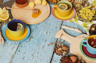 Bardak bitki çayı ve adet limon, Kuru otlar ve farklı süslemeler ile