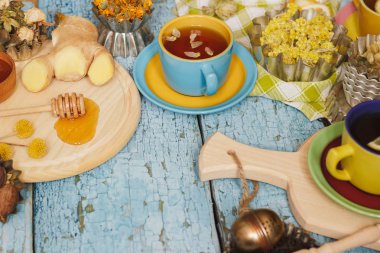 Bardak bitki çayı ve adet limon, Kuru otlar ve farklı süslemeler ile