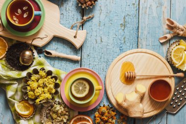 Bardak bitki çayı ve adet limon, Kuru otlar ve farklı süslemeler ile