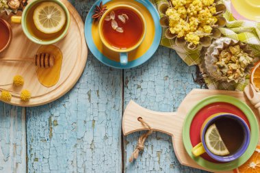 Bardak bitki çayı ve adet limon, Kuru otlar ve farklı süslemeler ile