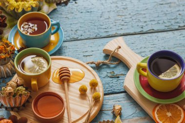 Bardak bitki çayı ve adet limon, Kuru otlar ve farklı süslemeler ile