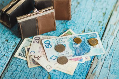 Eski ahşap arka plan üzerinde cüzdan ile Polonya Zlotisi