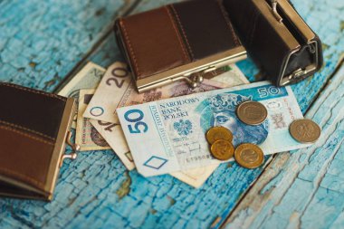 Eski ahşap arka plan üzerinde cüzdan ile Polonya Zlotisi