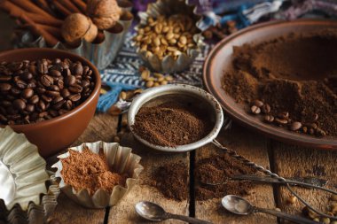 Kavrulmuş siyah ve yeşil kahve çekirdekleri ve plaka çekilmiş kahve