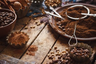 Kavrulmuş siyah ve yeşil kahve çekirdekleri ve plaka çekilmiş kahve