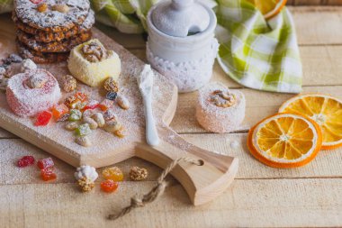 Şekerlenmiş kabuğu, fındık ve pudra şekeri ile rahat lokum kümesi