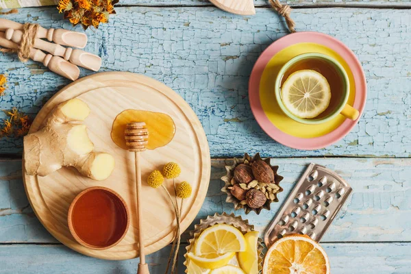 Κούπες με τσάι από βότανα και τα κομμάτια του λεμονιού στο φόντο ξύλινη — Φωτογραφία Αρχείου