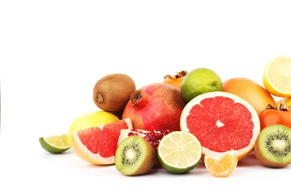 Reihe von bunten frischen rohen Früchten — Stockfoto