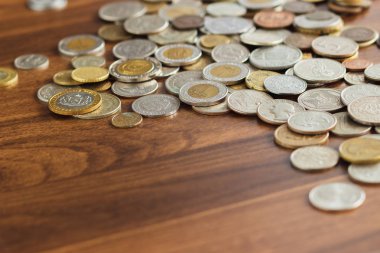 Farklı altın gümüş nad collector's sikkeleri üzerinde ahşap masa