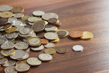 Farklı altın gümüş nad collector's sikkeleri üzerinde ahşap masa