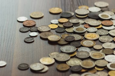 Farklı altın gümüş nad collector's sikkeleri üzerinde ahşap masa