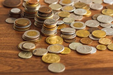 Farklı altın gümüş nad collector's sikkeleri üzerinde ahşap masa