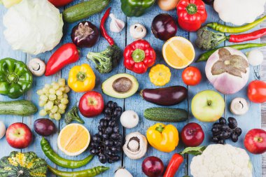 Küme farklı renkli sebze ve meyve ahşap arka plan üzerinde