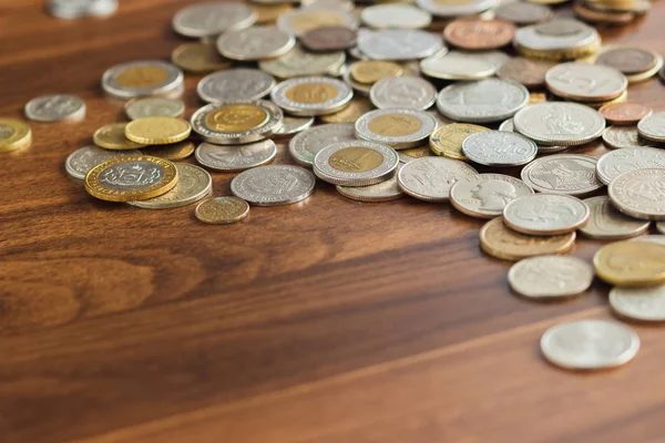 Різні золоті надсрібні колекційні монети на дерев'яному столі — стокове фото