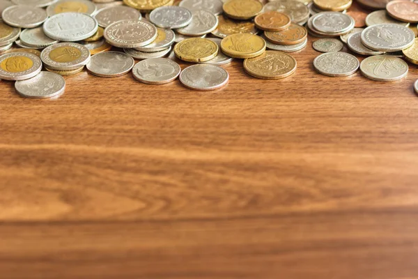 Різні золоті надсрібні колекційні монети на дерев'яному столі — стокове фото