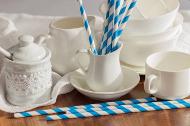 Ahşap arka plan üzerinde beyaz boş sofra kümesi