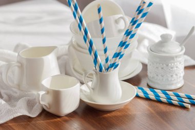 Ahşap arka plan üzerinde beyaz boş sofra kümesi