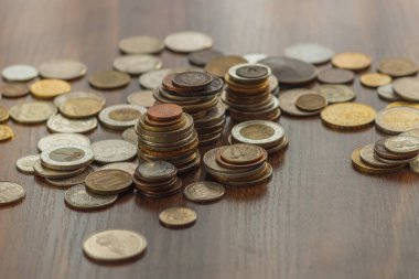 Farklı altın ve gümüş collector's sikkeleri üzerinde ahşap masa