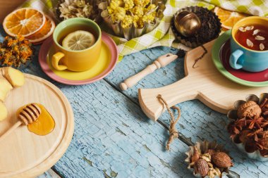 Bardak bitki çayı ve adet limon, Kuru otlar ve farklı süslemeler ile