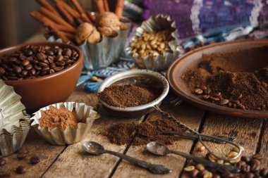 Kavrulmuş siyah ve yeşil kahve çekirdekleri ve plaka çekilmiş kahve