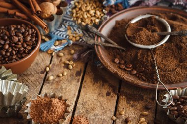 Kavrulmuş siyah ve yeşil kahve çekirdekleri ve plaka çekilmiş kahve