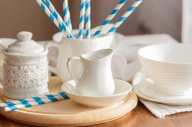 Çizgili tübüllerin ile beyaz boş sofra kümesi