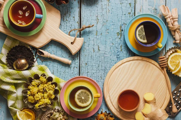 Bardak bitki çayı ve adet limon, Kuru otlar ve farklı süslemeler ile