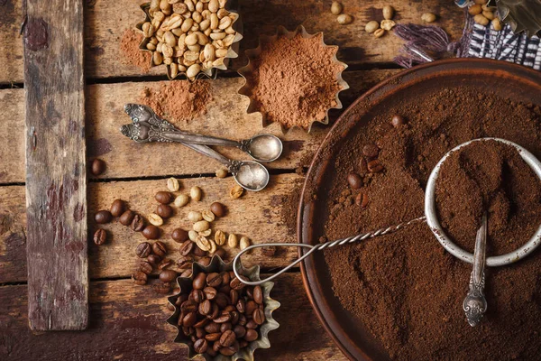 Kavrulmuş siyah ve yeşil kahve çekirdekleri ve plaka çekilmiş kahve