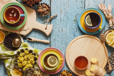 Bardak bitki çayı farklı süslemeler ile