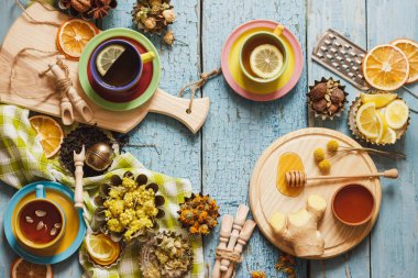 Bardak bitki çayı farklı süslemeler ile