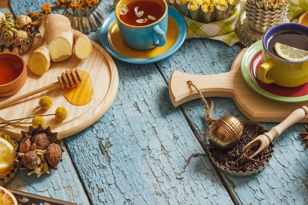 Bardak bitki çayı farklı süslemeler ile