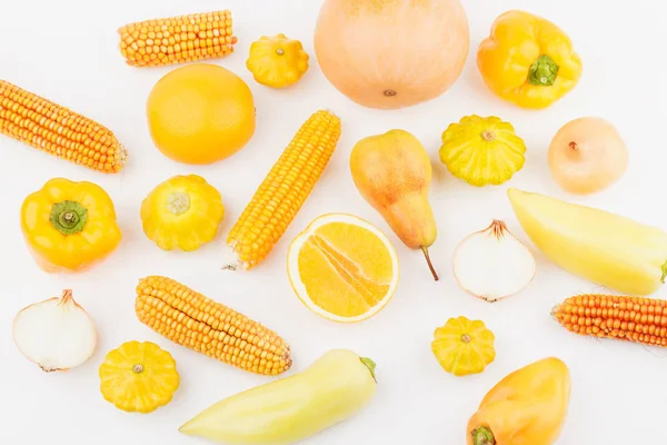 Antecedentes de amarelo e laranja frescos vegetais e frutas cruas, fundo claro — Fotografia de Stock