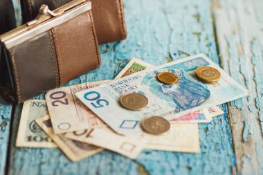 Eski ahşap arka plan üzerinde küçük cüzdan ile Polonya Zlotisi