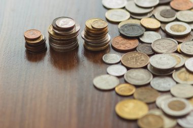 Farklı altın ve gümüş sikkeler üzerinde ahşap masa