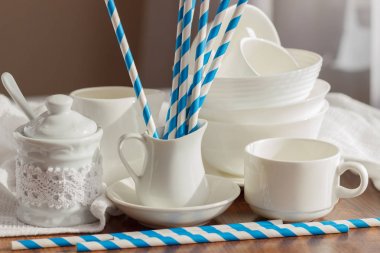 Çizgili tübüllerin ile beyaz boş sofra kümesi