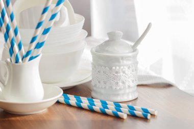 Çizgili tübüllerin ile beyaz boş sofra kümesi