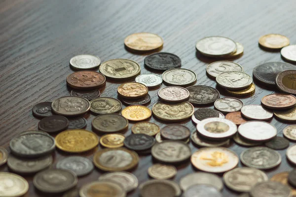 Різні золоті та срібні монети на дерев'яному столі — стокове фото