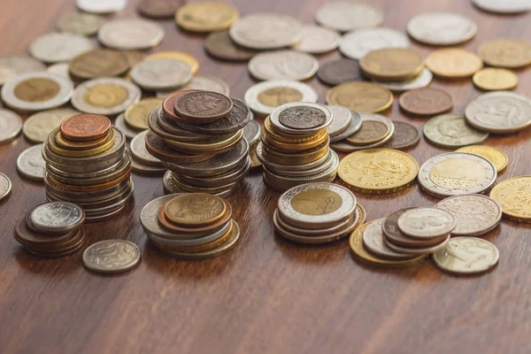 Farklı altın ve gümüş sikkeler üzerinde ahşap masa