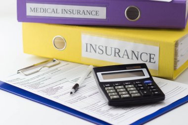 Temiz sigorta formu, klasör, kalem ve hesap makinesi