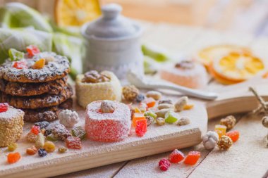 Şekerlenmiş kabuğu, fındık ve pudra şekeri ile rahat lokum kümesi