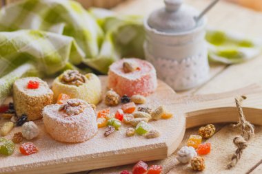 Şekerlenmiş kabuğu, fındık ve pudra şekeri ile rahat lokum kümesi