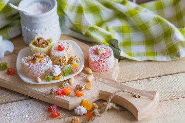 Şekerlenmiş kabuğu, fındık ve pudra şekeri ile rahat lokum kümesi