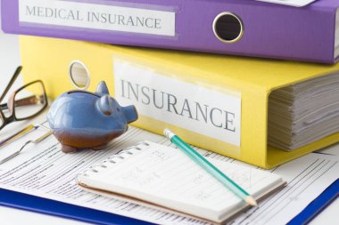 Temiz sigorta formu, klasör, kalem, kumbara ve gözlük