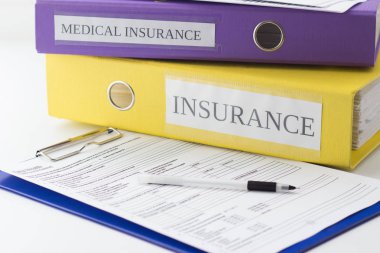 Pano, klasörler ve kalem temiz sigorta formu