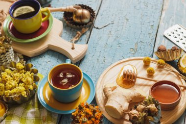 Bardak bitki çayı ve adet limon, Kuru otlar ve farklı süslemeler ile