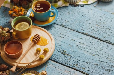 Bardak bitki çayı ve adet limon, Kuru otlar ve farklı süslemeler ile