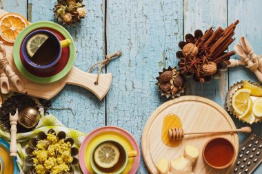 Bardak bitki çayı ve adet limon, Kuru otlar ve farklı süslemeler ile