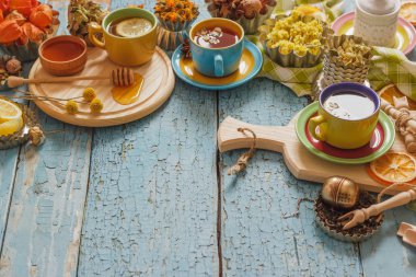 Bardak bitki çayı ve adet limon, Kuru otlar ve farklı süslemeler ile