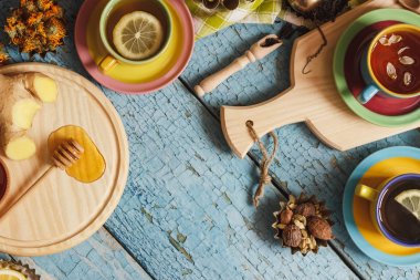 Bardak bitki çayı ve adet limon, Kuru otlar ve farklı süslemeler ile